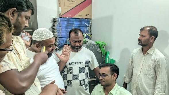 নির্ধারিত ভাড়ার চেয়ে বেশি নেওয়ার অভিযোগে রংপুরে হিমাগার ঘেরাও